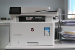 Imprimante HP Plus vs modèle standard - comparaison pour cartouches compatibles au Canada